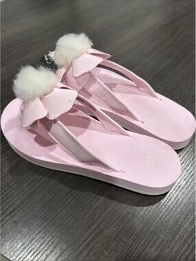 UGG Poppy Pink Flower Pom Pom Patent Leather Flip Flops Girls Size 3